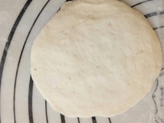 9、萌萌的小猪包,取小面团用擀面杖，擀成中间厚边缘薄的面片。