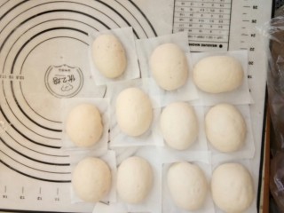 12、萌萌的小猪包,依次包好的包子放在油纸上。