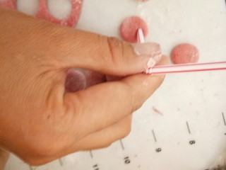 14、萌萌的小猪包,用吸管印出两个鼻孔。