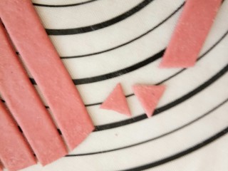 15、萌萌的小猪包,用刀切出小猪耳朵。