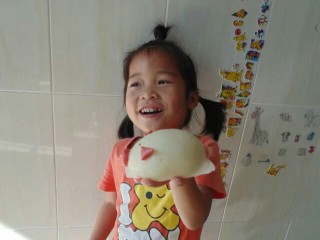 19、萌萌的小猪包,小丫头看到萌萌的猪猪包很开心。