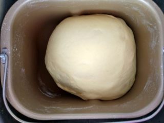 2、维尼熊跳跳虎挤挤小面包,和面程序完成后，发酵到两倍大小，耗时约1小时