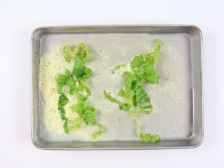 8、自制鸡蛋青菜肠粉,锅里加入适量的水，大火烧开，放入蒸盘，大概蒸2-3分钟左右，就可以起锅了。