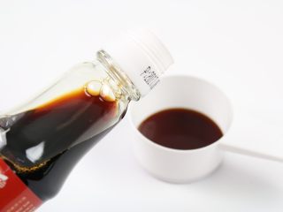 10、自制鸡蛋青菜肠粉,肠粉酱油倒入在小碟子中，用来沾鸡蛋肠。