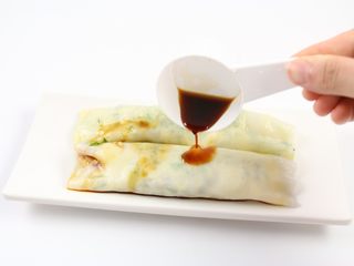 11、自制鸡蛋青菜肠粉,也可以把酱油直接浇在鸡蛋肠粉上面。
