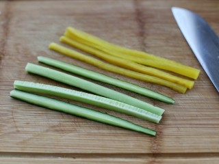 3、金枪鱼寿司,黄瓜和盐渍萝卜切小条