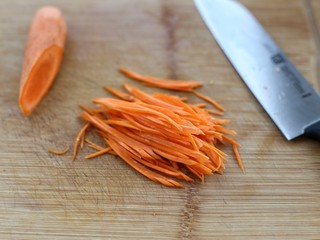 6、金枪鱼寿司,胡萝卜去皮切丝