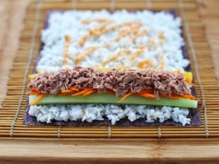 11、金枪鱼寿司,依次放上黄瓜、胡萝卜、鸡蛋皮、盐渍萝卜和金枪鱼罐头