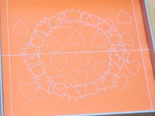 1、彩心蛋糕卷,将彩绘硅胶垫修剪成28*28的尺寸，烤盘底部刷一层色拉油，把硅胶垫铺在正方形烤盘中贴平。