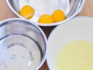 2、彩心蛋糕卷,将蛋清和蛋黄分离，其中蛋黄一个盆，3个蛋白一个盆，1个蛋白一个盆。