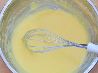 4、彩心蛋糕卷,筛入低粉划十字搅匀，盆上盖湿布备用。