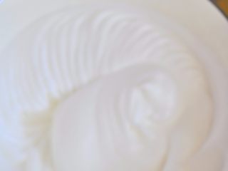 7、彩心蛋糕卷,三个蛋白里加入2克玉米淀粉，分三次加入50克糖，打至九分发，呈现短的小弯钩。