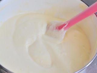 8、彩心蛋糕卷,蛋黄与三个蛋白混合后，再将之前剩下的一个蛋白混合。