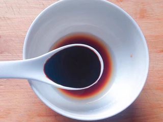 7、照烧鸡腿,加入1汤勺老抽