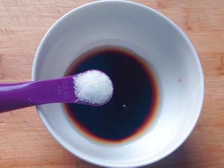 8、照烧鸡腿,加入3小勺白糖