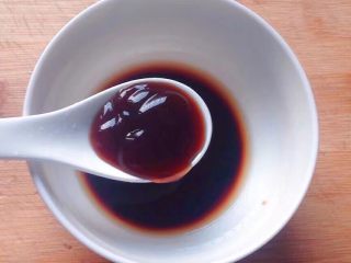 9、照烧鸡腿,加入1汤勺蚝油