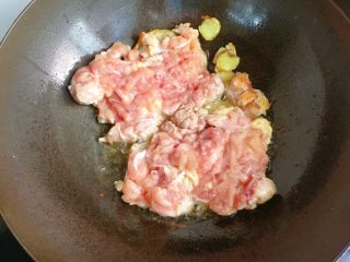 12、照烧鸡腿,放入鸡腿肉中小火煎制（鸡皮朝下放）