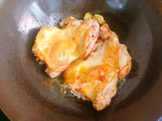 13、照烧鸡腿,一面煎至金黄，翻面继续煎制