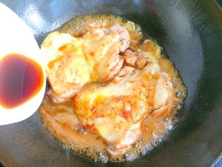 14、照烧鸡腿,两面都煎至金黄，倒入调好的照烧汁