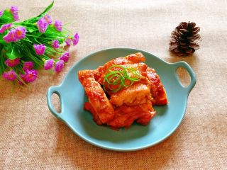 18、照烧鸡腿,装盘，放上葱丝点缀即可。