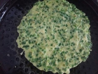 10、#绿色美食#韭菜鸡蛋饼,两面各煎1分钟即可。