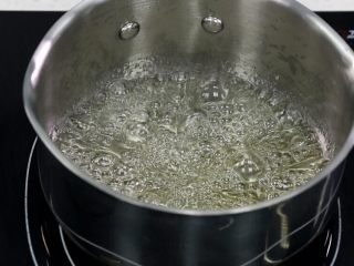 7、焦糖布丁（20160723期）,我们先把100克糖和30克水放进去之后，开小火去煮这个糖水，在沸腾之前，不要去动它，默默的看着它就好了，底部的糖会融化的比较慢，不用管它，沸腾后自然就融化了，糖水煮到微微出现黄色，说明糖已经开始焦化了，这时候我们就要不时的晃动锅子，让已经焦化的糖和没有焦化的混合均匀