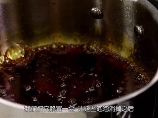 9、焦糖布丁（20160723期）,焦糖刚刚做好的时候表面会有很多泡泡，我们把它放在一旁静置一会直到那些泡泡消失再进行下一步