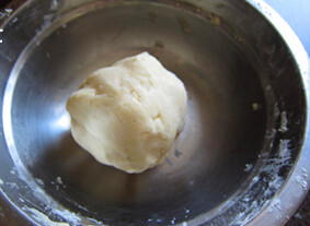 2、葵花酥 ,混合油酥皮的粉和油，和成油酥皮面团