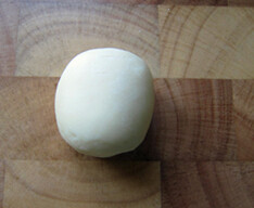 6、葵花酥 ,平均分成9份，将每一份的收口收到一起，整成小圆球