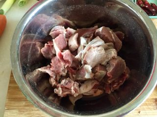 2、山药胡萝卜牛肉煲,牛肉切适当大小的块