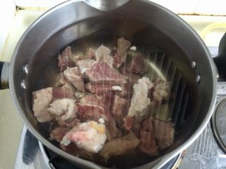 3、山药胡萝卜牛肉煲,锅中加入牛肉，放入适量清水，开中火