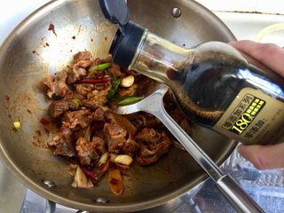 15、山药胡萝卜牛肉煲,加入一勺生抽