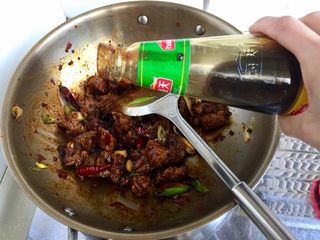 17、山药胡萝卜牛肉煲,加入一勺蚝油，炒匀