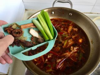 20、山药胡萝卜牛肉煲,加入香料（八角桂皮香叶草果山楂茴香白芷豆蔻，以个人喜好，基本用八角桂皮香叶山楂或陈皮即可）和葱绿