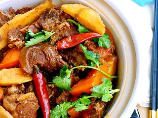 34、山药胡萝卜牛肉煲,成品，牛肉又香有嫩，山药胡萝卜吸收肉汁，混合自带清甜，软糯可口。冬日寒冷，来一锅热腾腾的牛肉煲，暖暖身心吧