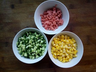 2、香甜土豆饼,准备熟玉米粒，黄瓜和火腿肠分别切丁。