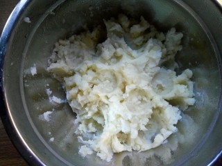 3、香甜土豆饼,蒸熟的土豆趁热压成泥。