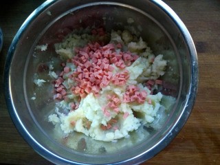4、香甜土豆饼,加入火腿丁，戴上手套用手抓匀。