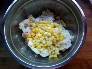 5、香甜土豆饼,加入玉米粒再次抓匀。