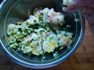 6、香甜土豆饼,黄瓜丁最后放入，因为这一步要添加盐和胡椒粉调料，盐会腌渍出黄瓜的水分，放早了不易成团。