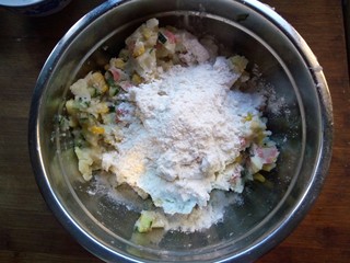 7、香甜土豆饼,再加入一勺面粉抓匀。