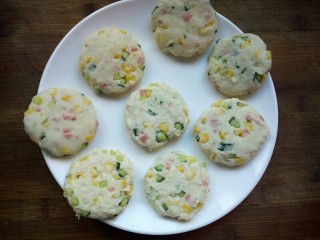 8、香甜土豆饼,一只手上抹点油，取适量的面团揉圆后摁扁。