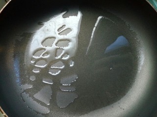 9、香甜土豆饼,平底锅加入适量的食用油烧热。