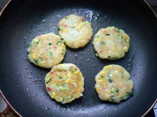 10、香甜土豆饼,小火煎至表面微黄就可以出锅了，因为除了面粉，其它食材都是热的，煎太久会糊。