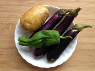 1、地三鲜,备好所需食材