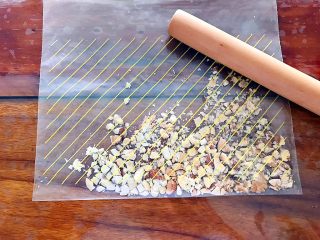 3、早餐+健康饮食之低脂无油无糖坚果燕麦饼,用擀面杖敲打一下，如果你喜欢吃口感粗狂一点的稍微敲打一下就行了，如果你喜欢吃口感细腻一点的就敲打的碎一点！