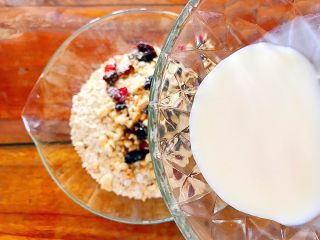 5、早餐+健康饮食之低脂无油无糖坚果燕麦饼,倒入牛奶！