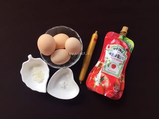1、爱心玉子烧,准备所需食材:鸡蛋  3~4个、糖  1/2小匙、盐  1/8小匙、火腿肠1根、蕃茄酱适量