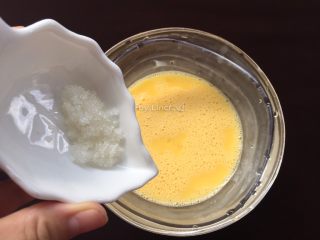 3、爱心玉子烧,加入半小匙白糖（我用的调味罐中的那种小匙）
