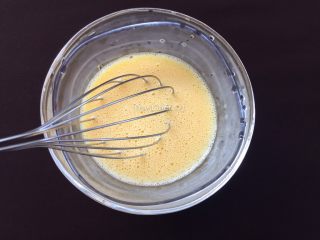 5、爱心玉子烧,将加了白糖、盐的鸡蛋搅拌均匀